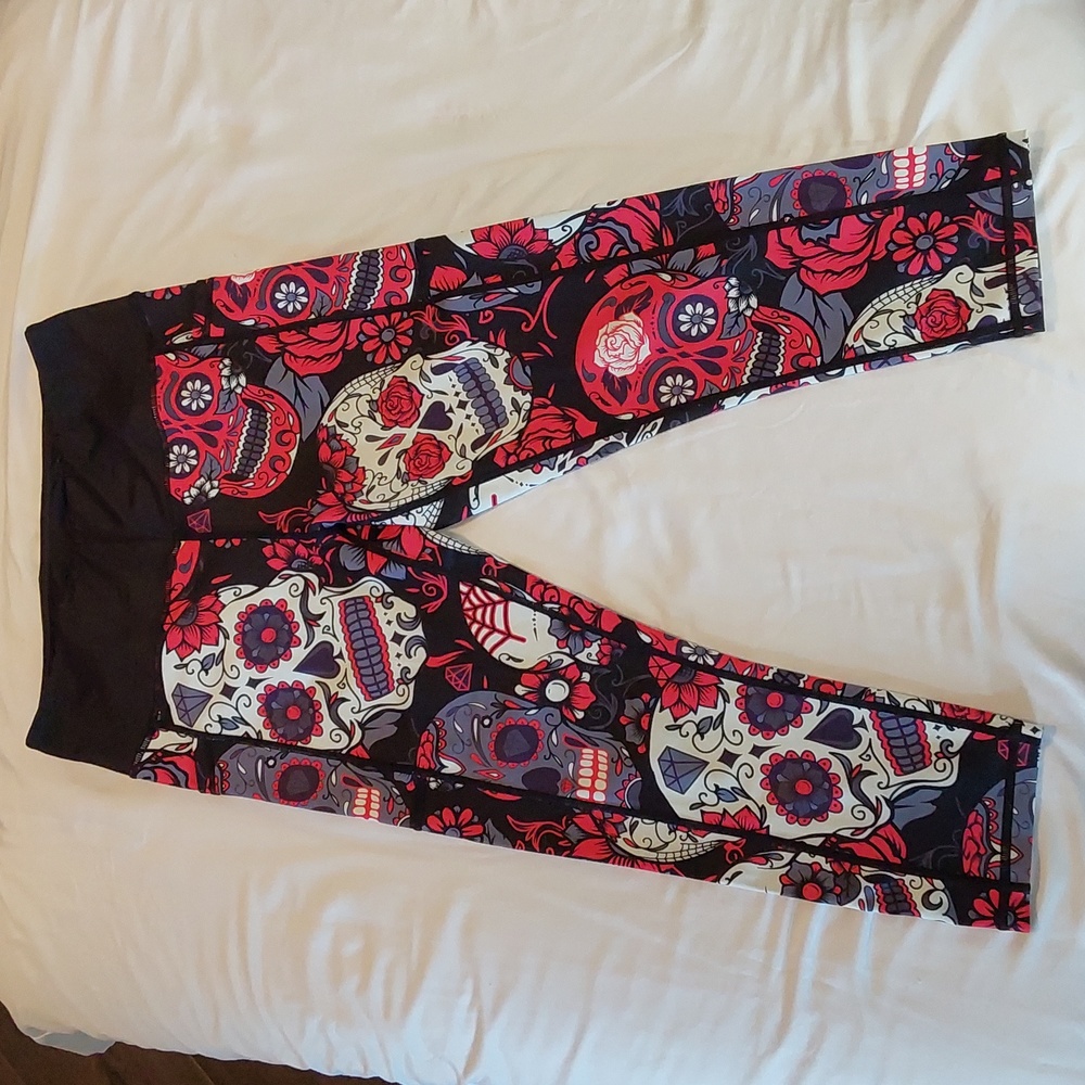 Constantly Varied Gear (CVG) Skulls and Roses Capri Leggings Medium